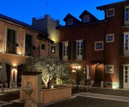 La Corte Di Vicolo Torre Uboldo Bagian luar foto